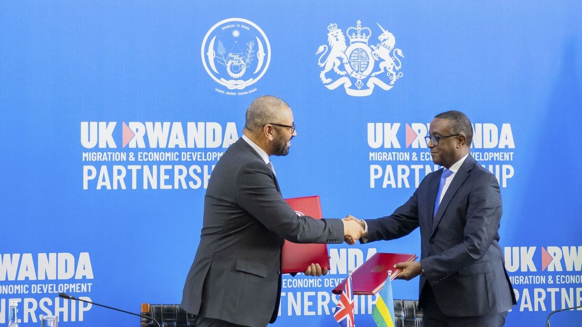 V Británii schválili zákon umožňující deportace migrantů do Rwandy